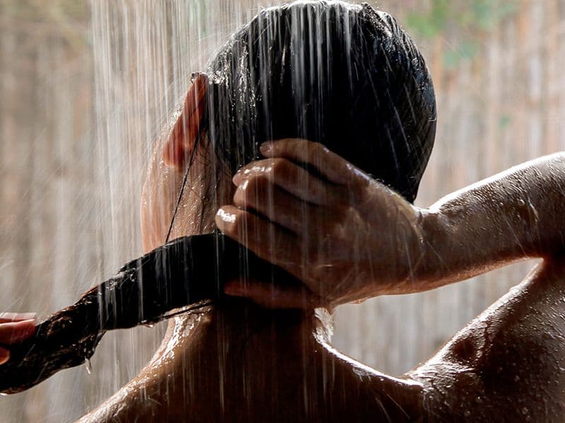 mulher-tomando-banho-e-lavando-o-cabelo.jpg